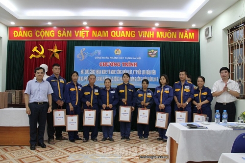 Công đoàn ngành Xây dựng Hà Nội trao quà hỗ trợ công nhân