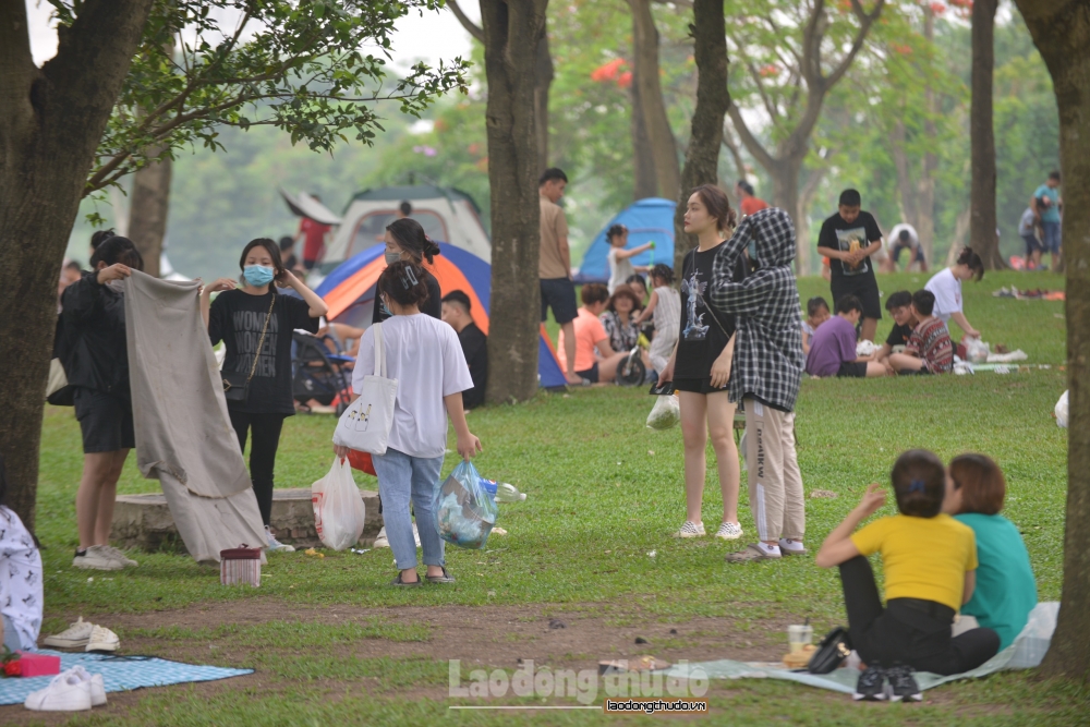Vui chơi, cắm trại ở Công viên Yên Sở, nhiều người quên nguyên tắc 5K