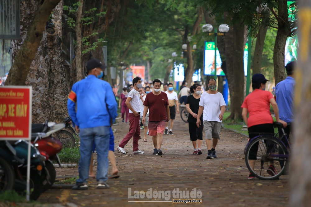 Hà Nội: Người dân ùn ùn tập thể dục bất chấp cảnh báo giãn cách phòng dịch