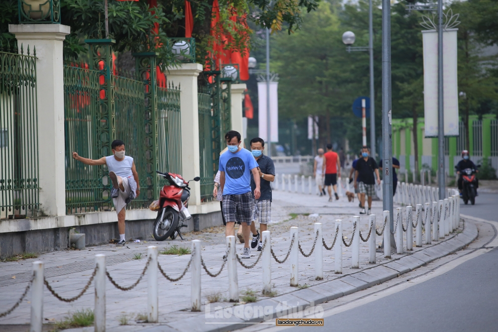 Hà Nội: Người dân ùn ùn tập thể dục bất chấp cảnh báo giãn cách phòng dịch
