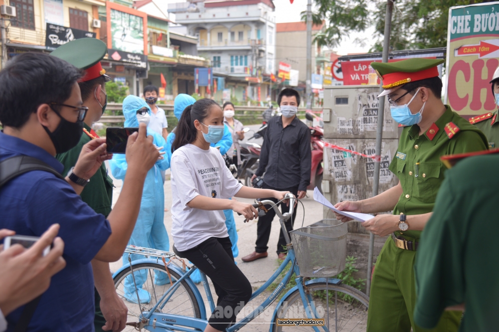 Cận cảnh phong tỏa và phun khử khuẩn tại 3 thôn thuộc xã Tô Hiệu, huyện Thường Tín