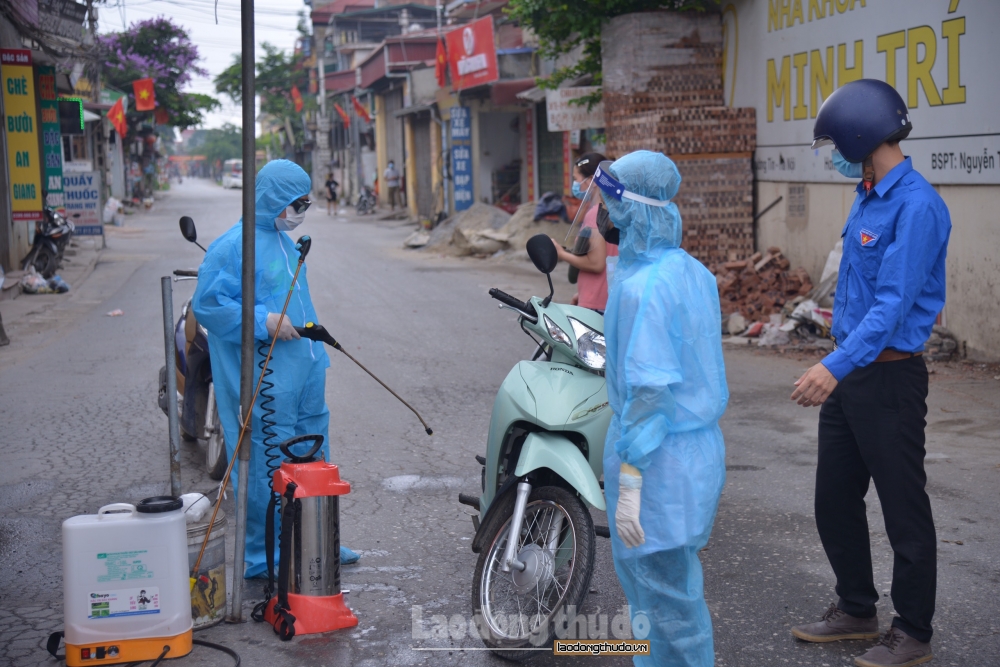 Cận cảnh phong tỏa và phun khử khuẩn tại 3 thôn thuộc xã Tô Hiệu, huyện Thường Tín