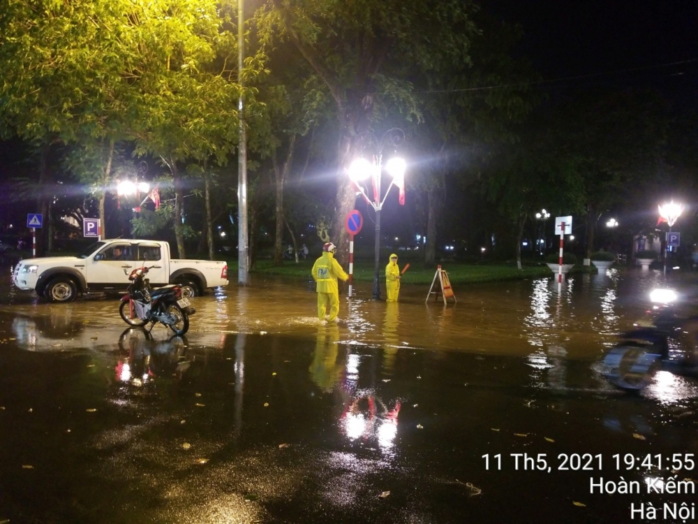 Hà Nội:  Cơn giông kèm mưa lớn tối nay đã làm gãy, đổ nhiều cây xanh và gây úng ngập cục bộ