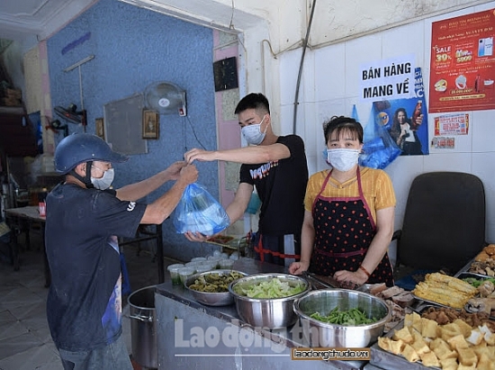 Hà Nội: Người dân tranh thủ đi cắt tóc, hàng loạt hàng quán dán thông báo “chỉ ship mang về”