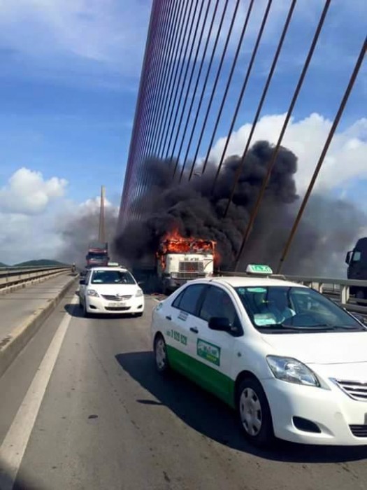 Xe container bất ngờ phát hỏa trên cầu Bãi Cháy