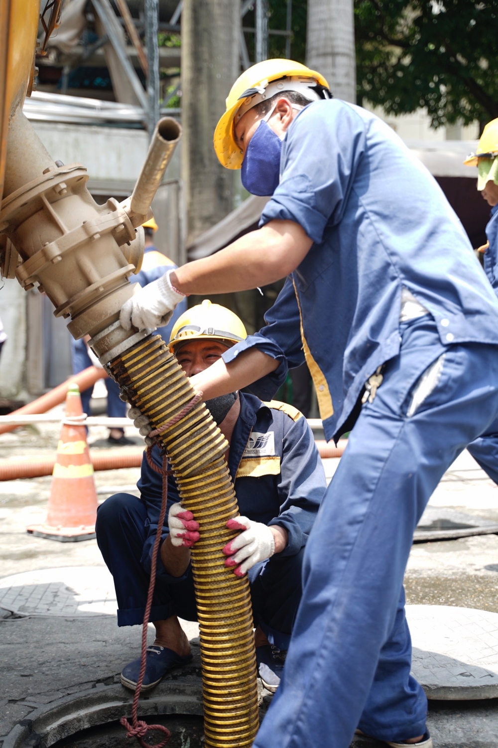 Công nhân Thoát nước "đội" nắng, đảm bảo hệ thống vận hành trơn tru
