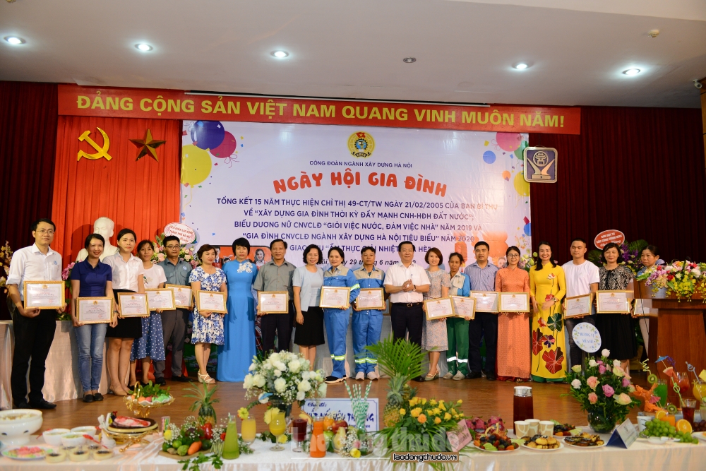 Tôn vinh 100 gia đình công nhân viên chức lao động tiêu biểu ngành Xây dựng Hà Nội