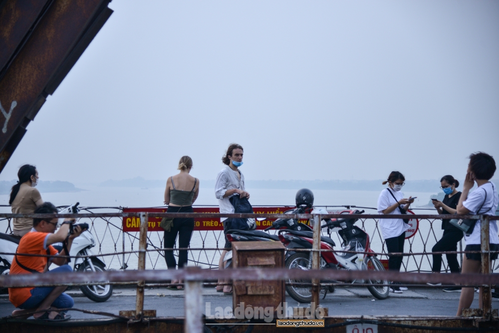 Hà Nội: Bất chấp lệnh cấm, cầu Long Biên vẫn thành nơi tụ tập, hóng mát