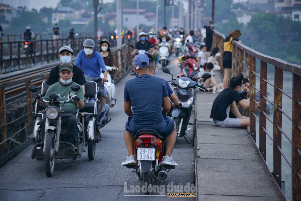 Hà Nội: Bất chấp lệnh cấm, cầu Long Biên vẫn thành nơi tụ tập, hóng mát