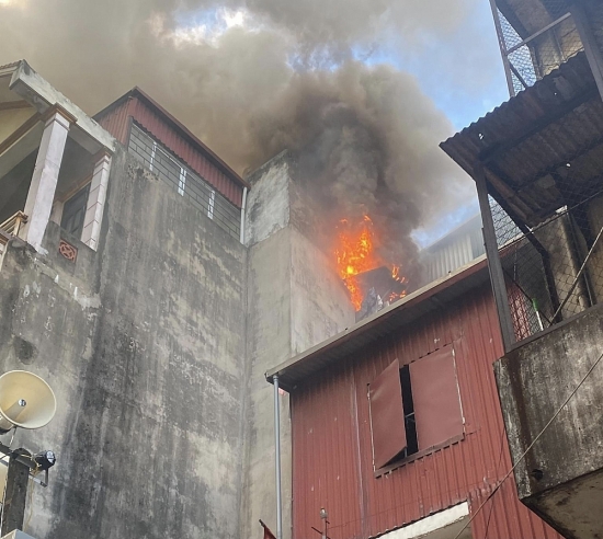 Kịp thời khống chế đám cháy tầng tum ngôi nhà 4 tầng phố Lương Yên
