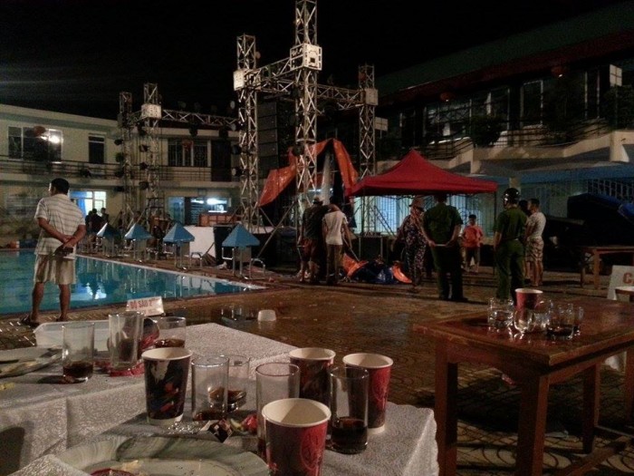 Lên sân khấu tặng hoa, một học sinh bị điện giật tử vong Lên sân khấu tặng hoa, một học sinh bị điện giật tử vong