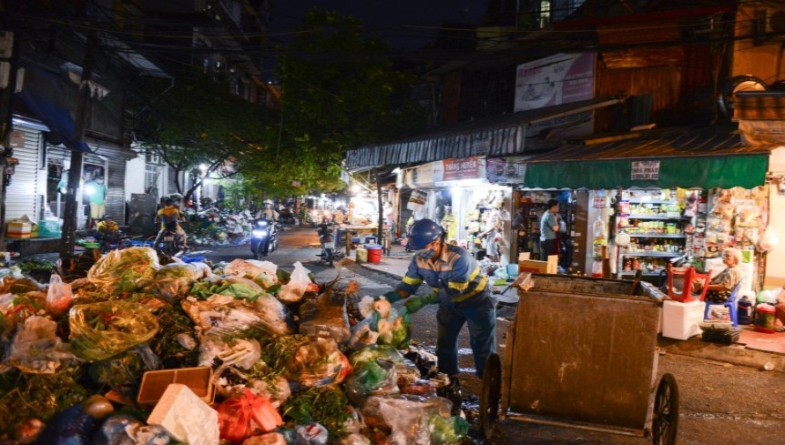 Hà Nội: Công nhân xuyên đêm dọn rác tồn đọng