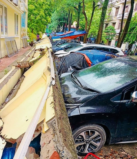 Hà Nội: Bức tường bao Trường Mầm non bị đổ gây hư hỏng 12 ô tô