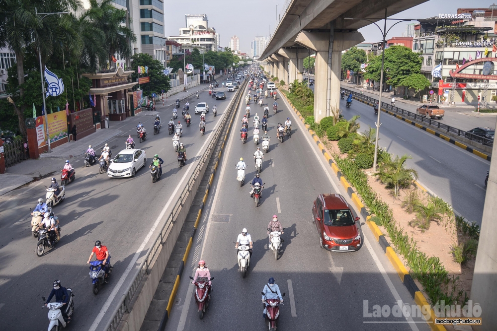 Đường phố Hà Nội thông thoáng, chợ dân sinh thực hiện giãn cách theo Công điện 15