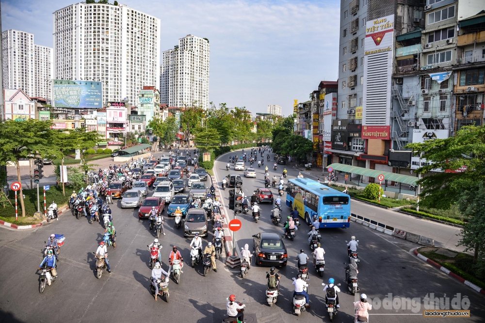 Đường phố Hà Nội thông thoáng, chợ dân sinh thực hiện giãn cách theo Công điện 15