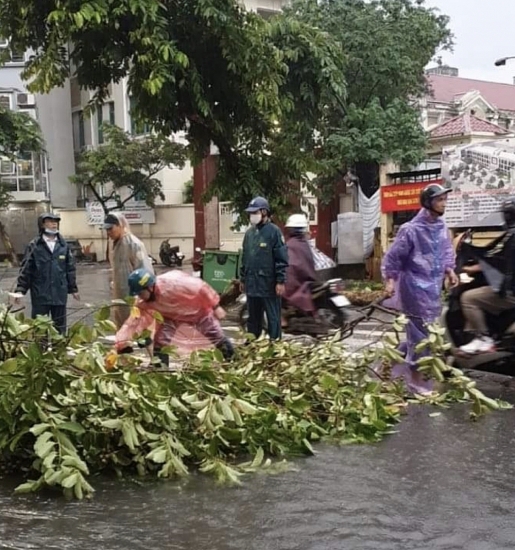 Hà Nội mưa lớn, nhiều tuyến phố nội thành ngập sâu