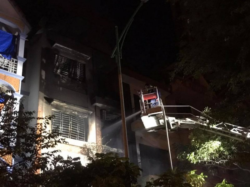 Hà Nội: Cháy lớn giữa đêm, 4 người thoát nạn trong gang tấc