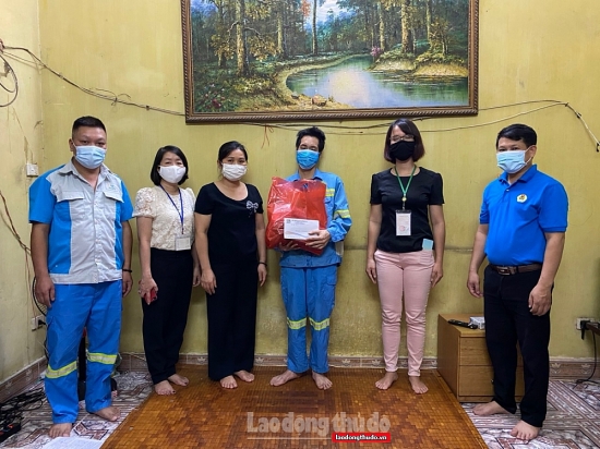 Công đoàn ngành Xây dựng Hà Nội thăm, tặng quà công nhân môi trường bị tai nạn giao thông