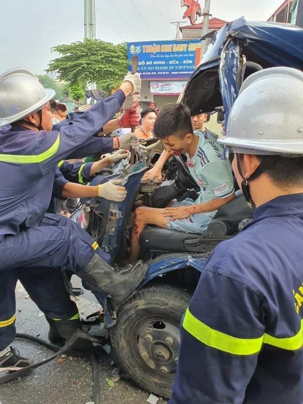 Hà Nội: Cắt cabin ô tô giải cứu tài xế mắc kẹt sau tai nạn giao thông