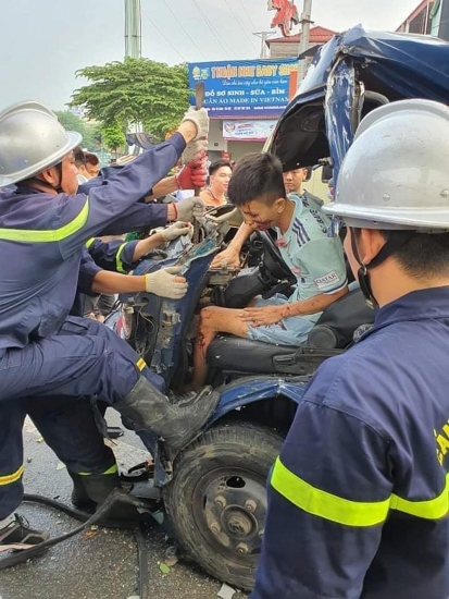 Hà Nội: Cắt cabin ô tô giải cứu tài xế mắc kẹt sau tai nạn giao thông
