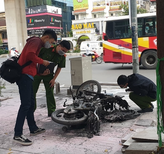 Điều tra vụ cháy xe máy trơ khung tại quận Thanh Xuân, Hà Nội