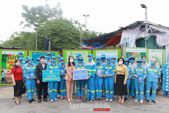 400 đoàn viên ngành Xây dựng Hà Nội nhận quà hỗ trợ Covid-19 của LĐLĐ thành phố Hà Nội