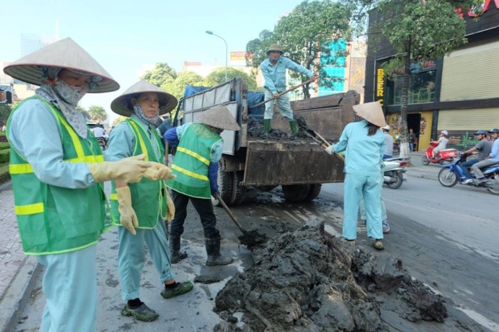 Bùn đất rơi vãi, đường Nguyễn Chí Thanh ùn tắc nghiêm trọng