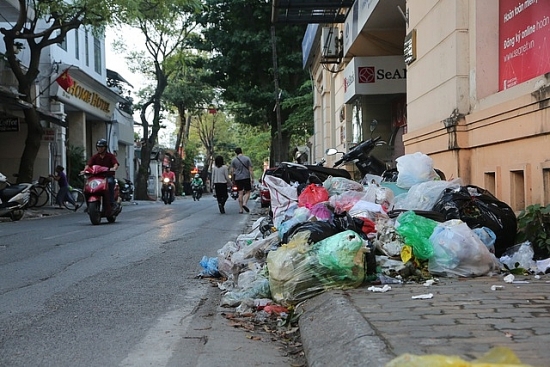 Xử lý ô nhiễm môi trường do rác thải dồn đọng tại các quận Tây Hồ, Nam Từ Liêm