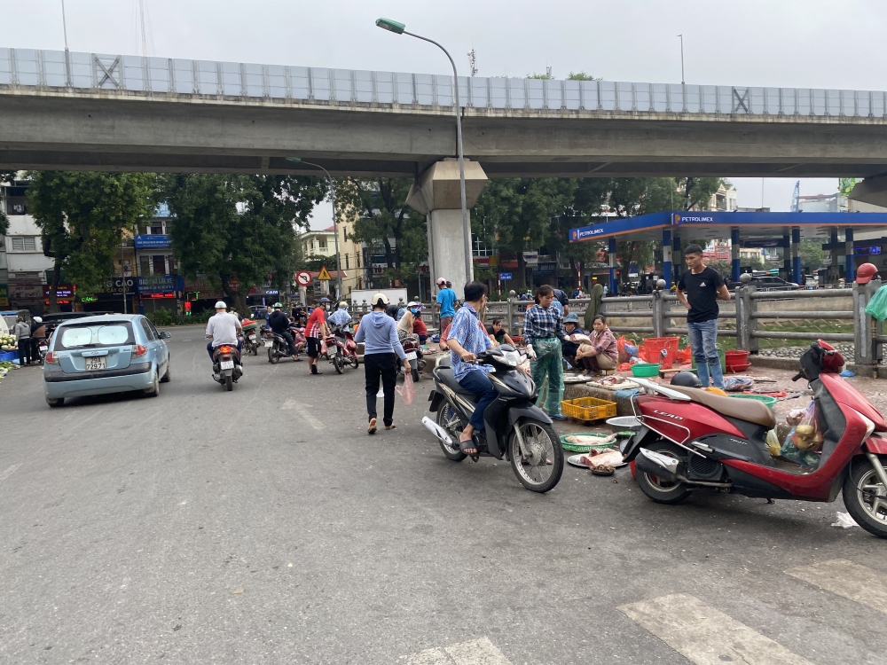 Đề nghị sớm dẹp bỏ chợ cóc trên cầu bắc qua sông Tô Lịch