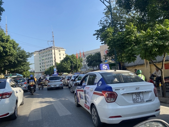 Hà Nội: Tái diễn tình trạng xe taxi dừng, đỗ trước cổng Bệnh viện 108