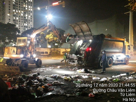 Hà Nội: Di chuyển rác thải tồn đọng trên địa bàn quận Nam Từ Liêm