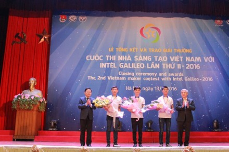 trao giai cuoc thi nha sang tao viet nam voi intel galileo lan thu ii