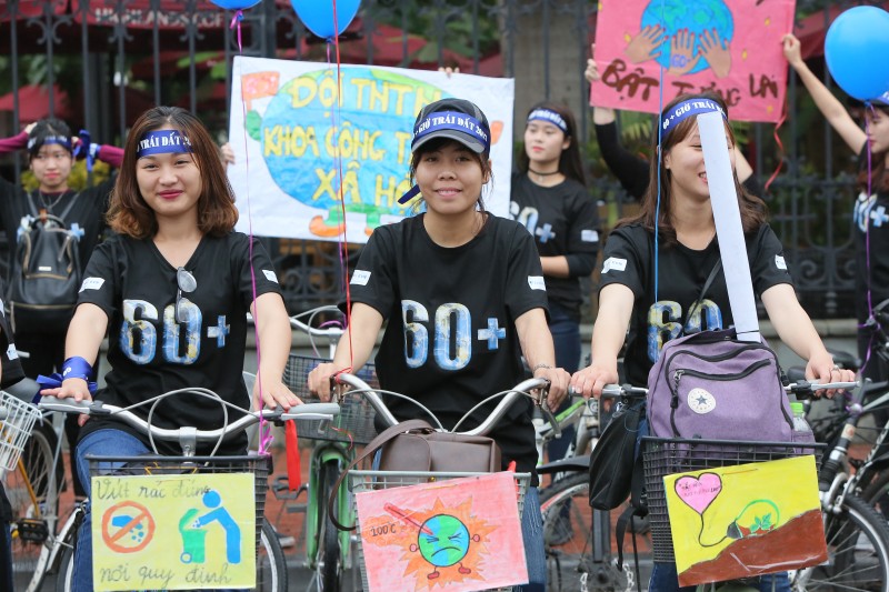 hon 1000 sinh vien dap xe huong ung gio trai dat 2017