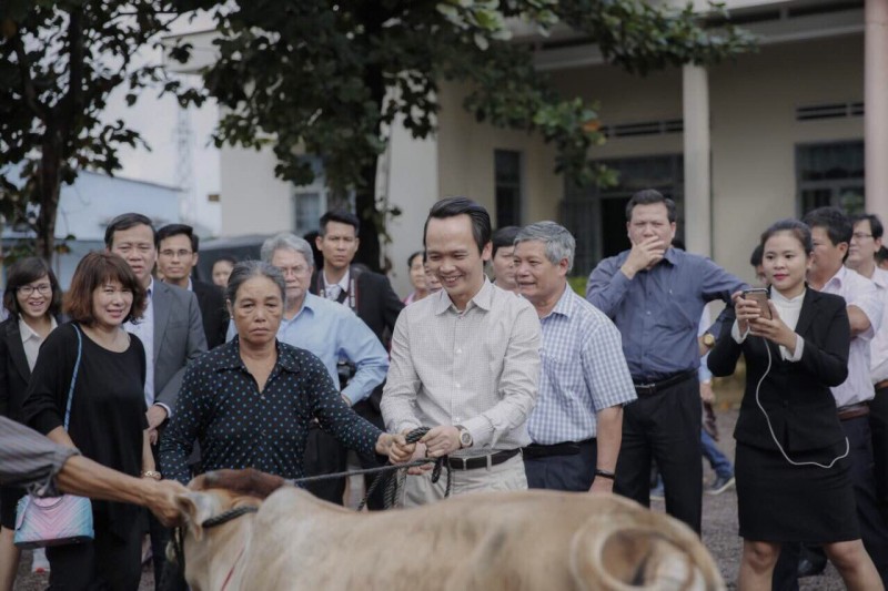 Tập đoàn FLC trao tặng bê giống và sổ tiết kiệm cho người dân Bình Định