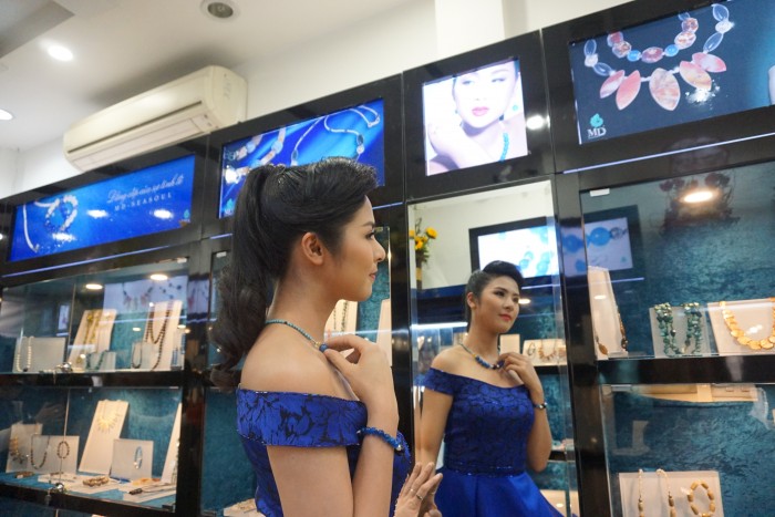 Hoa hậu Ngọc Hân kiêu sa trong cửa hàng trang sức giữa phố cổ