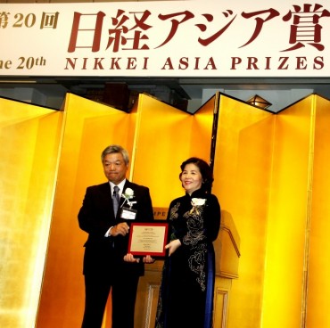 CEO Vinamilk tặng  3 triệu yên  tiền giải thưởng Nikkei châu Á cho trẻ em Nepal