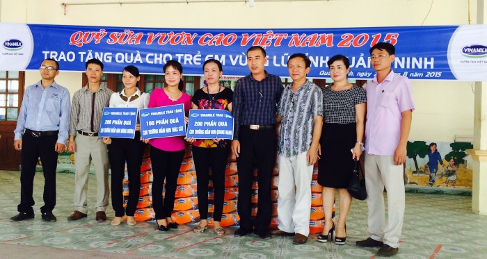 Vinamilk trao tặng 500 thùng sữa cho trẻ em Quảng Ninh