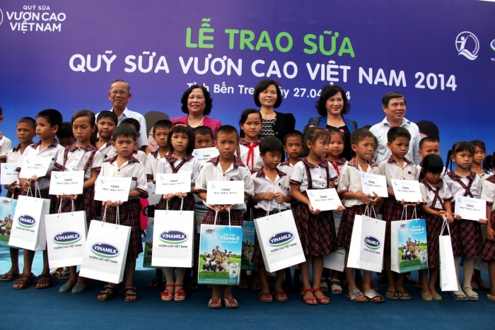 Năm 2015:  Vinamilk dành 8 tỷ đồng cho Quỹ sữa “Vươn Cao Việt Nam”