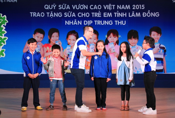 Quỹ sữa “Vươn cao Việt Nam” trao tặng 64.080 ly sữa cho học sinh Lâm Đồng