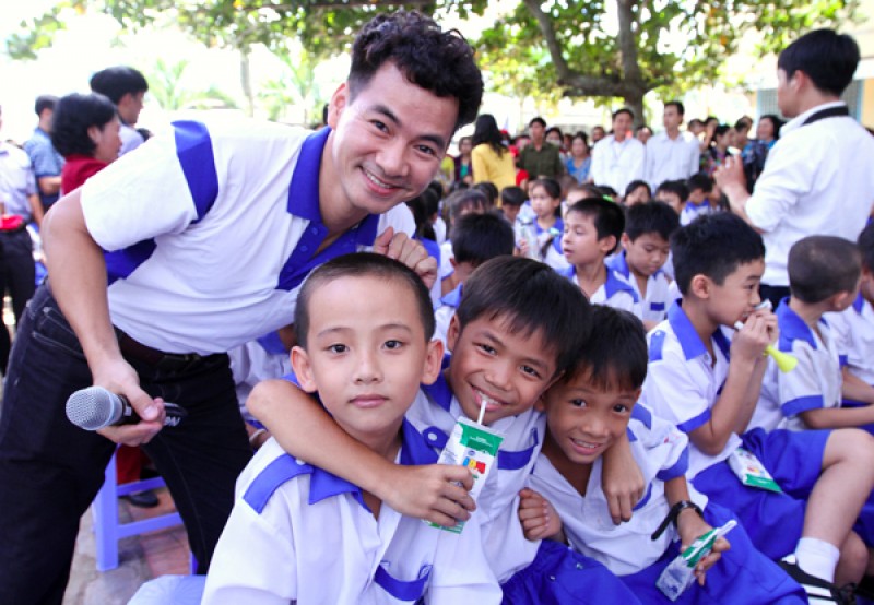 Tự Long thi uống sữa nhanh cùng Xuân Bắc