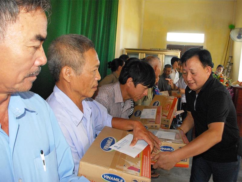 Vinamilk trao gần 2000 suất quà cho bà con vùng lũ Hà Tĩnh, Quảng Bình
