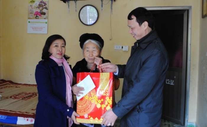 Thăm và tặng quà Mẹ Việt Nam anh hùng và Mẹ Liệt sĩ