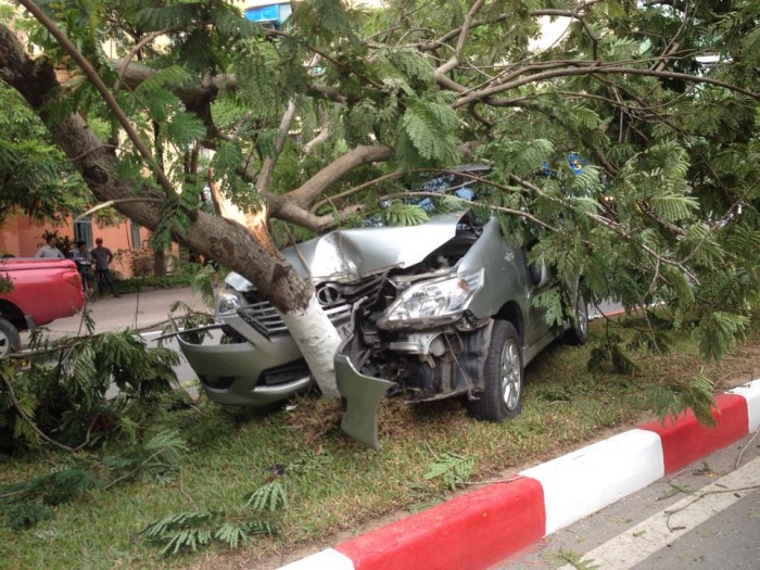 Hà Nội: Ô tô mất lái “đốn gục” cây ven đường