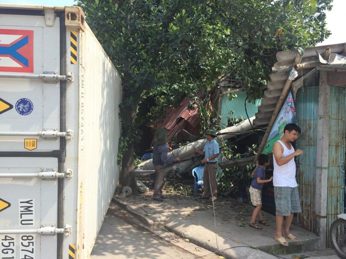 Container  mất lái húc đổ cột điện vào nhà dân