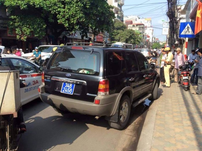 Cảnh sát rượt đuổi xe biển xanh vi phạm trên phố Khâm Thiên