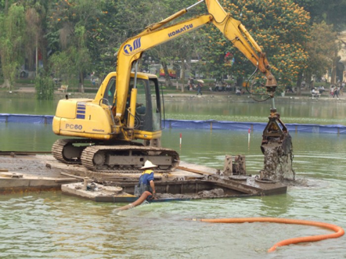 Hút bùn Hồ Hoàn Kiếm để giảm ô nhiễm