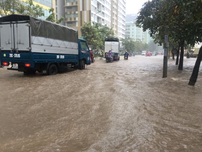 Hà Nội: Sau mưa lớn nhiều phố lại biến thành “sông”