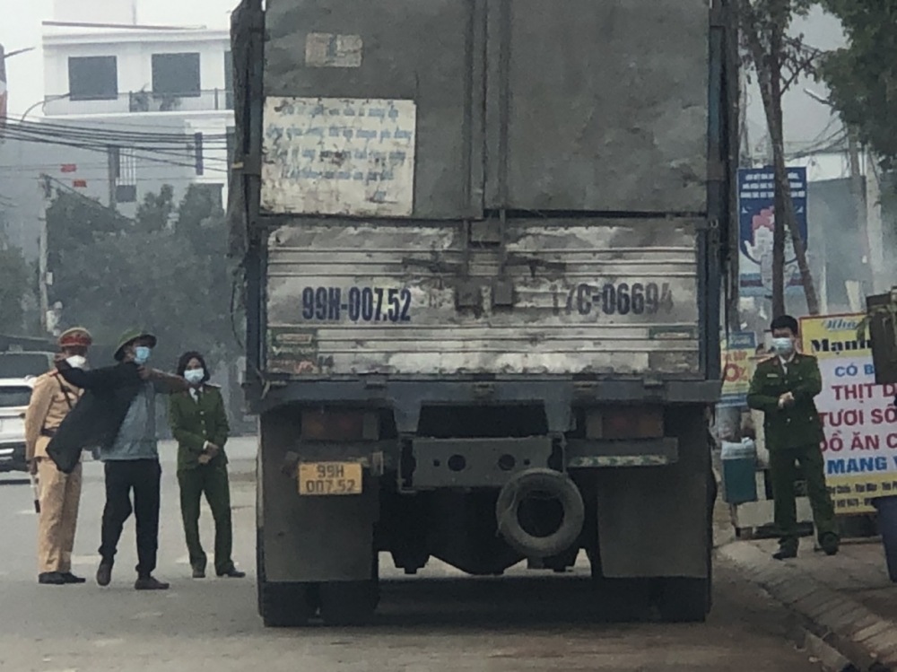 Bắc Ninh: Phát hiện xe ô tô vận chuyển nhiều máy biến áp cũ chứa chất thải nguy hại