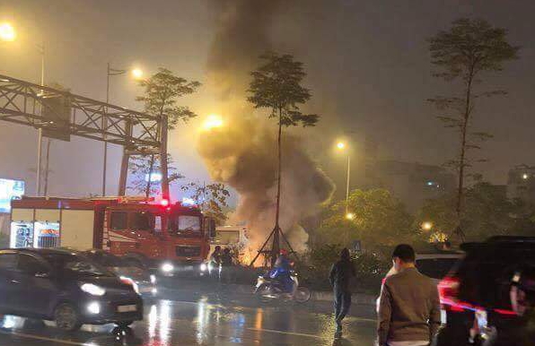 Hà Nội: Ô tô bốc cháy dữ dội trên đường giữa trời mưa