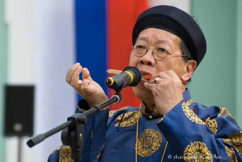 “Vua muỗng” Trần Quang Hải trao tặng tư liệu âm nhạc cho nước nhà